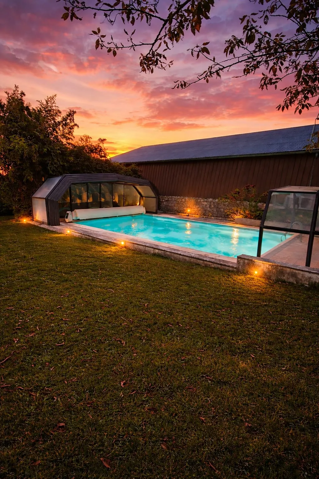 La piscine à la tombée du jour
