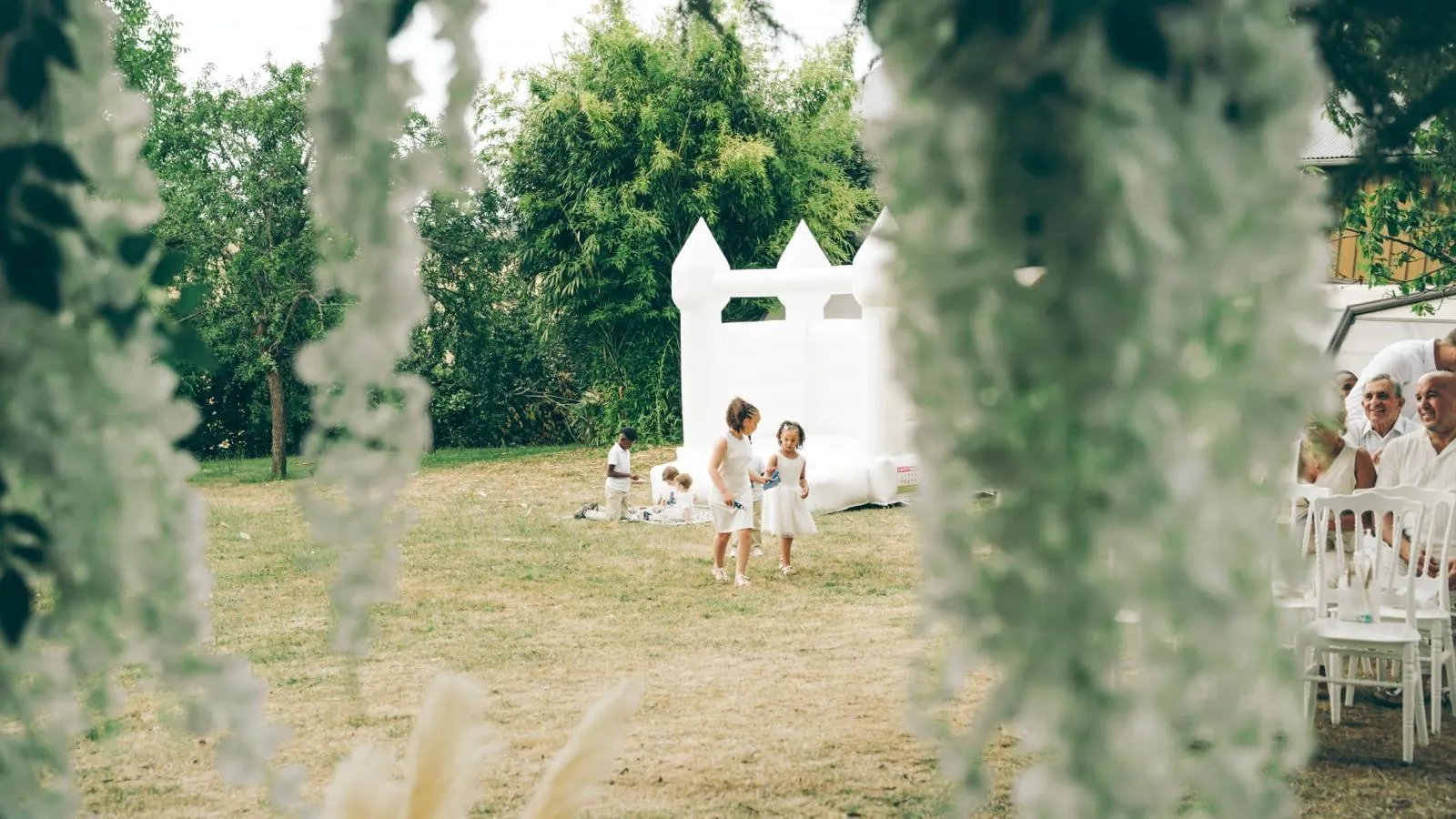 Des enfants qui jouent dans le jardin