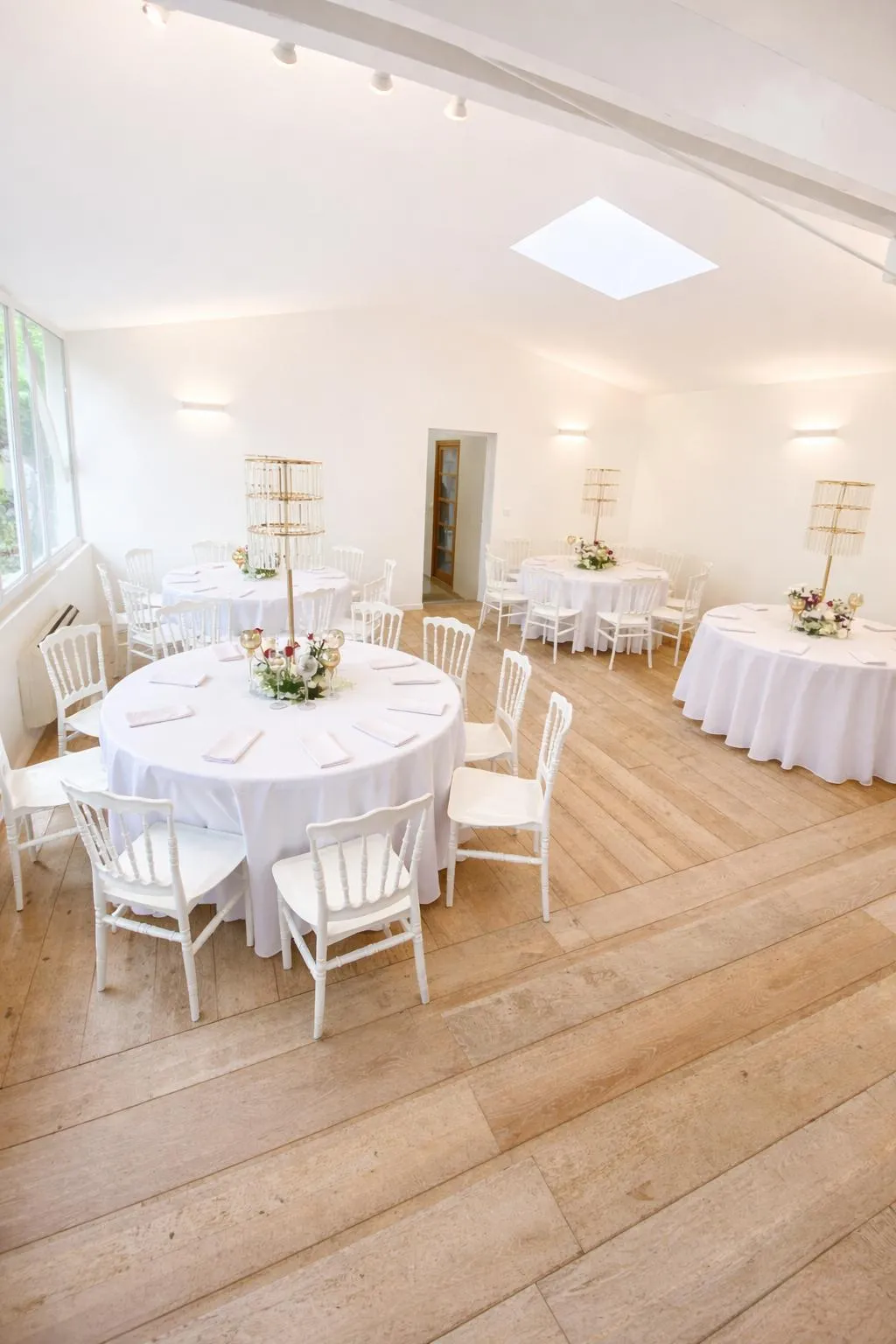 Le salon de réception dressé pour un dîner
